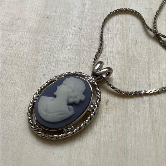 Vintage blue & white cameo pendant necklace - Picture 3 of 8